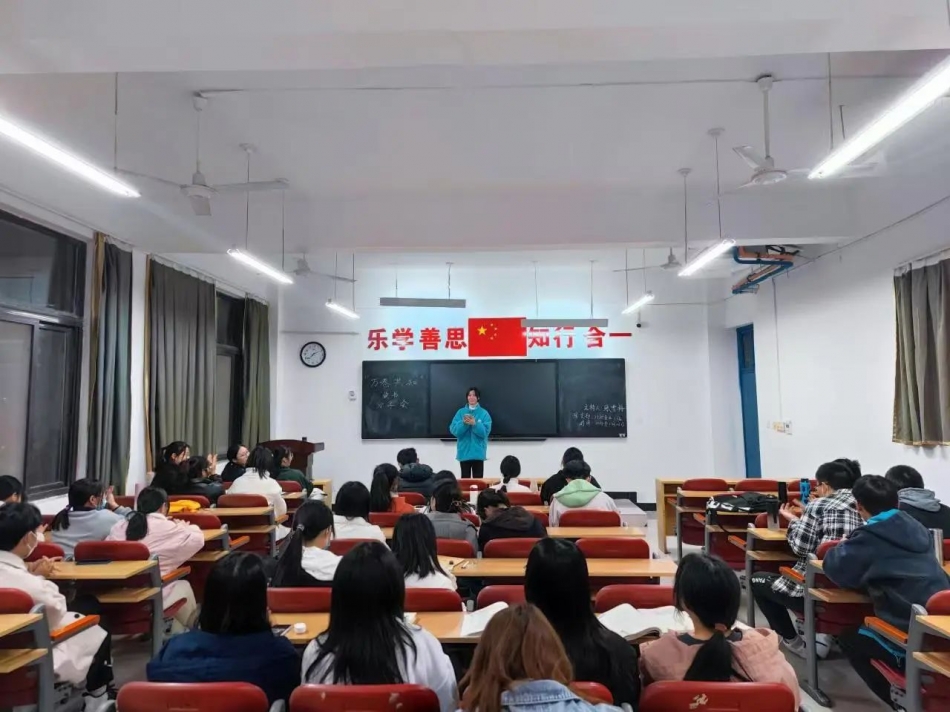 张雪梅组织班级读书分享会.jpg