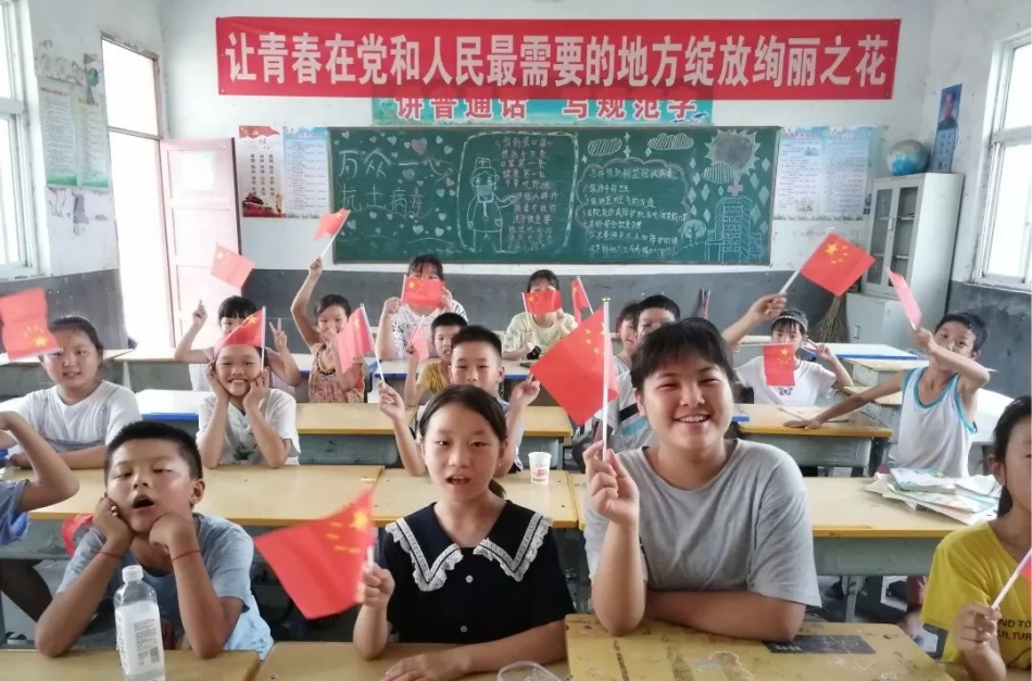 带领孩子们学唱《我和我的祖国》.jpeg