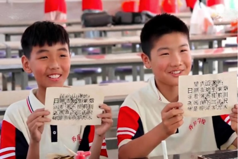 孩子们展示自己的活字印刷作品.png