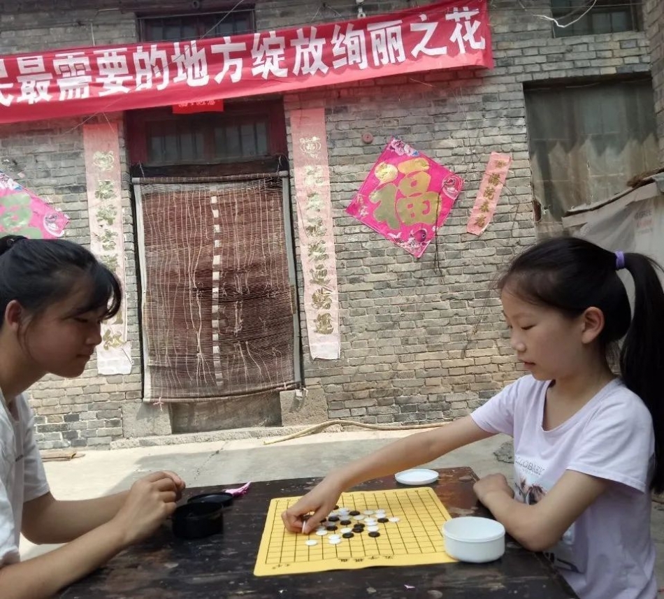 教孩子们下五子棋.jpeg