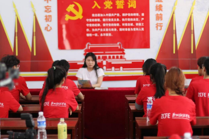 心理专干秦会会老师进行心理讲解.png