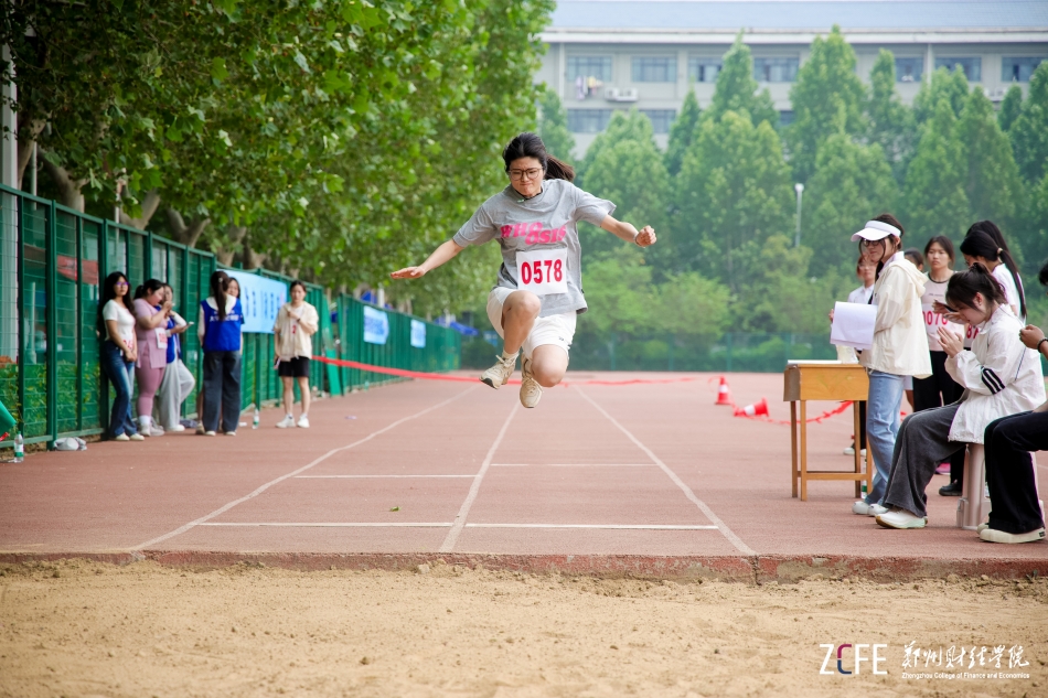 学生跳远.jpg