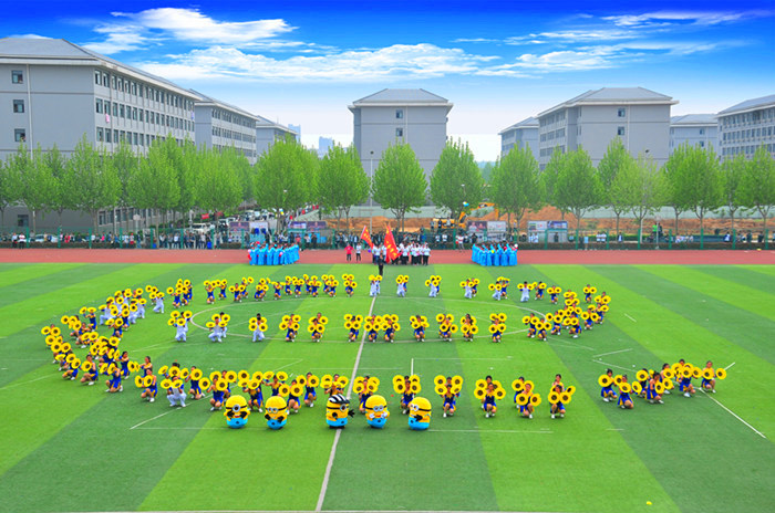 电子商务学院方队摆出&quot;e&quot;造型
